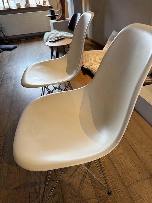 2 x chaises Eames en plastique dsr ( avec)
