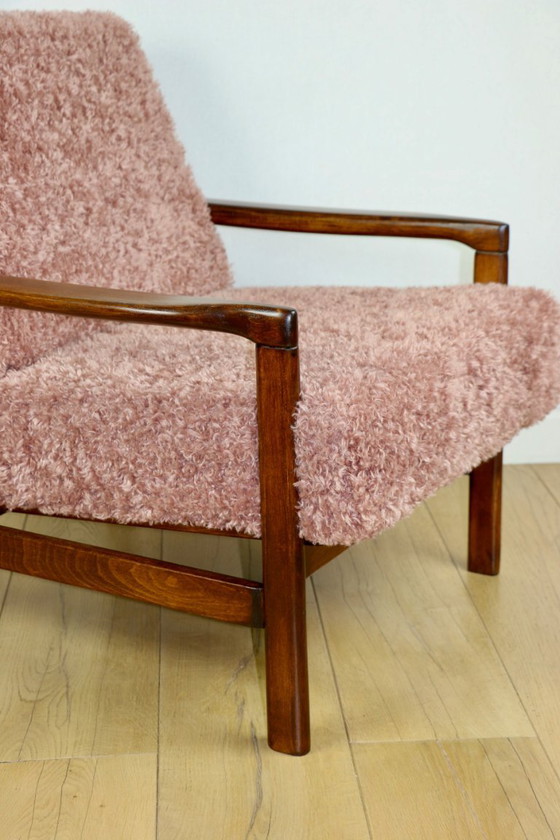 Image 1 of Fauteuil vintage en bois marron, cheveux longs roses, projet Z. Bączyk - 2 exemplaires disponibles