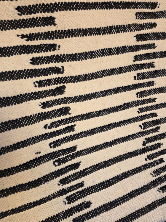 Image 1 of Tappeto Kilim marocchino a trama piatta a righe bianche e nere 150 x 100 cm