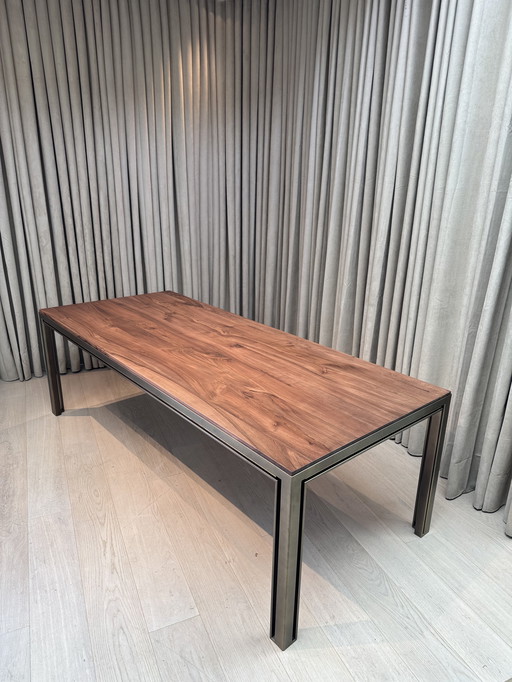 Table à manger design en noyer