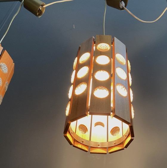 Image 1 of Set van 2 houten hanglampen uit de jaren 70 met plastic ogen