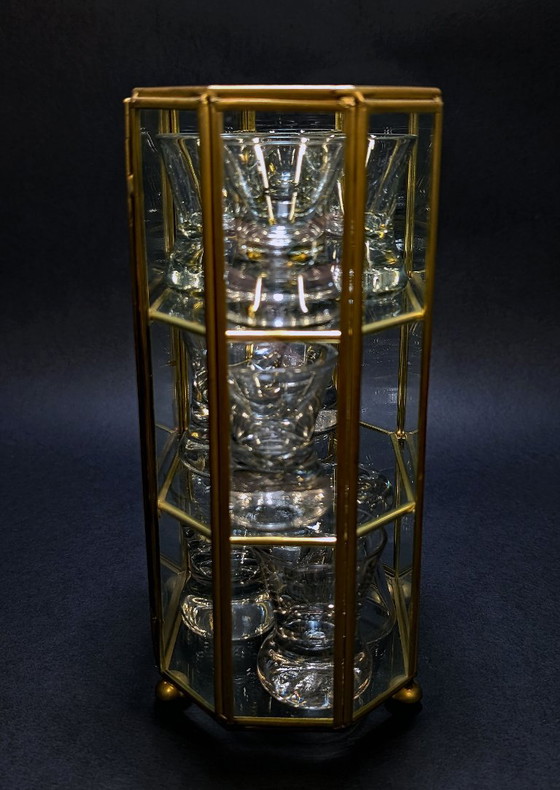 Vitrine en Laiton Doré & 11 Verres à Liqueur UV Réactifs, Cabinet de Curiosités, Verres et carafes, Métal (photo 6 sur 8)