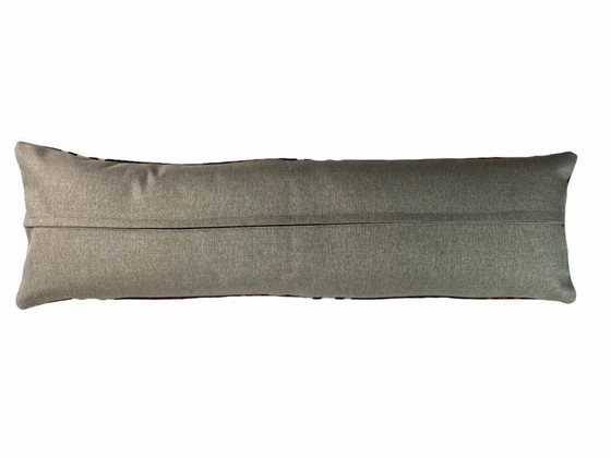 Image 1 of Funda de cojín única con diseño de kilim y alfombra – 120 x 40 cm