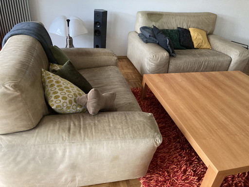 2 andere Sede-banken zijn abzugeben, eins hat einen Riss auf der Sitzfläche