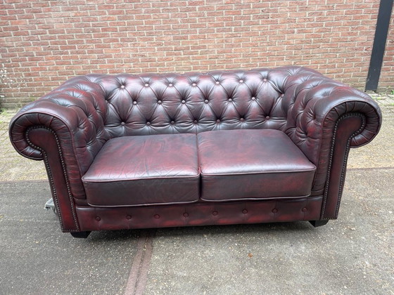 Image 1 of Sofá Chesterfield inglés de cuero color burdeos.