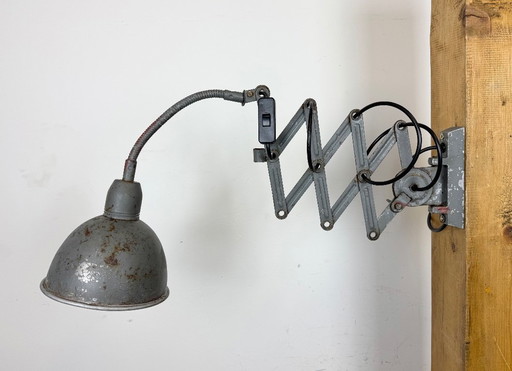 Lámpara de pared industrial gris con cuello de cisne y forma de tijera de Elektroinstala, década de 1960