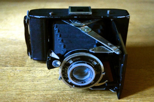 Vintage bellows film camera, Demaria-Lapierre brand, Dehel model, 6x9 format, f/4.5 shutter, f/110mm – decoratieve objecten