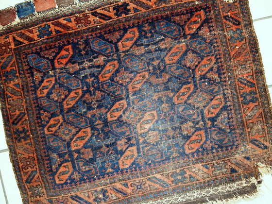 Image 1 of Sac afghan baloutche ancien de collection, fait main, 74 cm x 79 cm (2,4' x 2,6'), années 1880 - 1C446