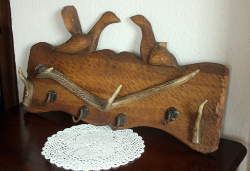 Eccezionale armadio in legno con corna e 4 ganci in metallo