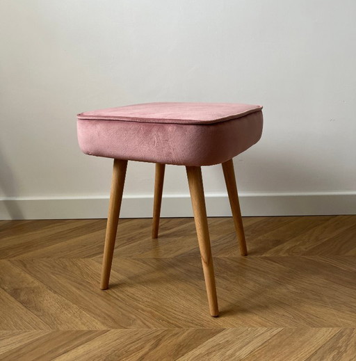 Roze fluwelen voetenbank, poef in mid-century modern stijl, houten poten, vintage kaptafelstoel