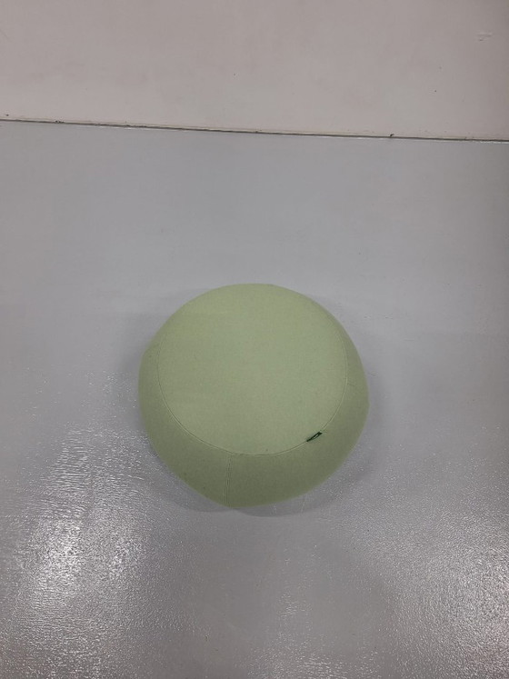 1x puf Arper Pix, verde claro, 60 cm ø – Reposapiés y pufs, Textile (photo 3 of 5)
