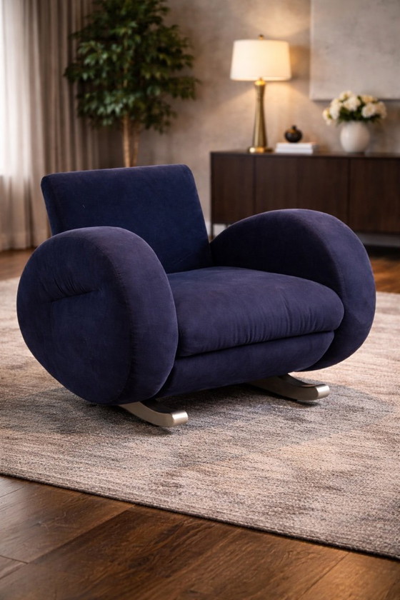 Image 1 of Bretz (Allemagne) — Fauteuil à bascule — Revêtement en velours bleu — Années 1980 — Icône du salon