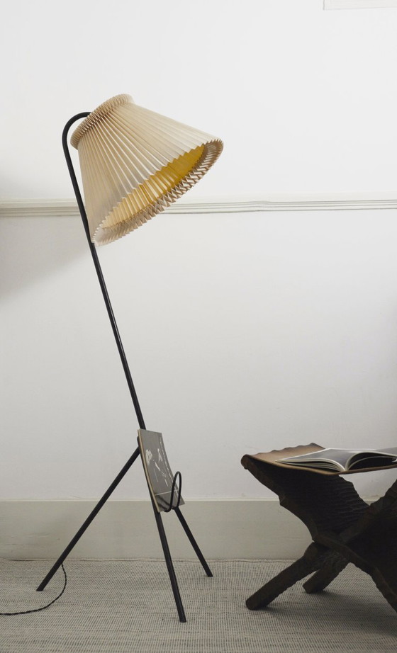 Image 1 of Vintage Le Klint vloerlamp met originele handgevouwen geplooide acrylkap, Deense mid-century moderne leeslamp met magazijn.