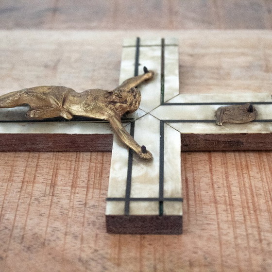 Image 1 of Crucifijo antiguo Art Déco de nácar, diseño francés de la década de 1930.