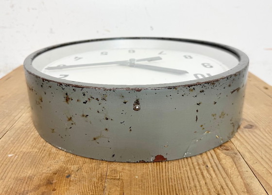 Image 1 of Grijze industriële fabriekswandklok van International, jaren 50