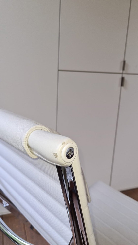 Image 1 of Vitra Aluminum Chair EA 124 - Snow Leather