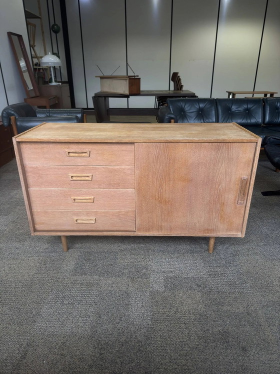 Buffet danois en chêne clair avec porte coulissante et quatre tiroirs. – Armoires de rangement, Vintage (photo 11 of 11)