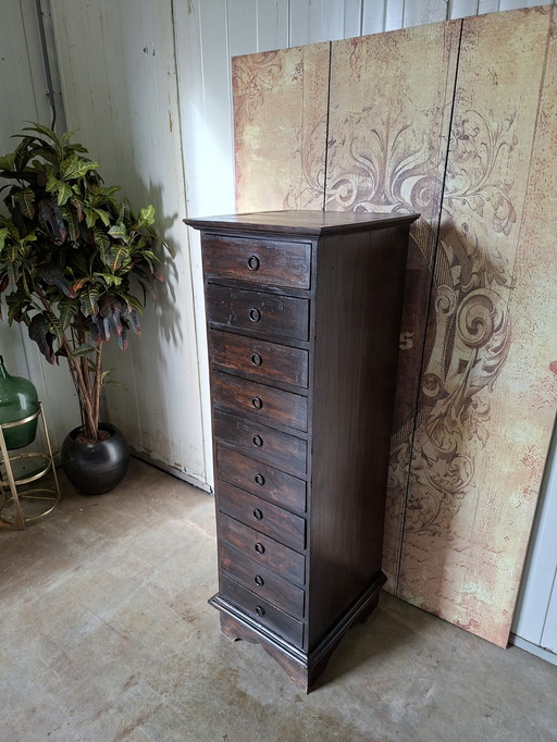 Koloniaal teakhouten ladenkast, apothekerskast, archiefkast afm. 42x47cm en 136cm hoog.
