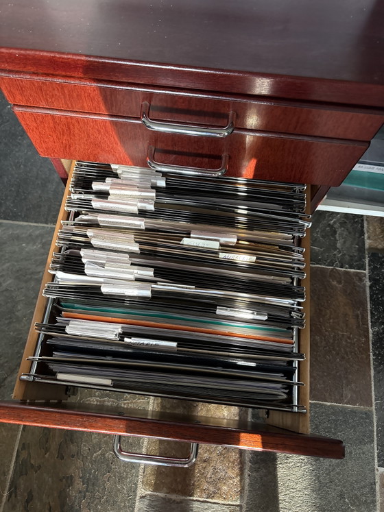 Image 1 of Klassiek houten bureau 