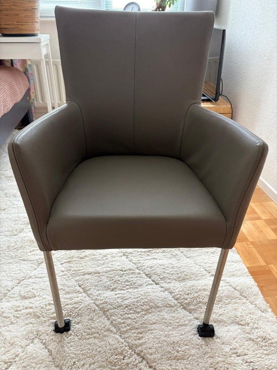 Image 1 of 2 Lederstühle mit Rollen für Esszimmer oder als Bürostuhl