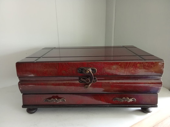 Image 1 of Luxueuze sieraden kist - Hout met bewerking, zie de foto's