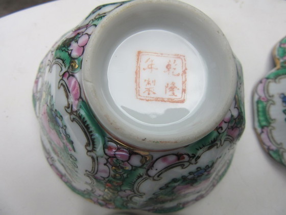 Image 1 of 4 petites coupes Famille Rose, style milieu du siècle