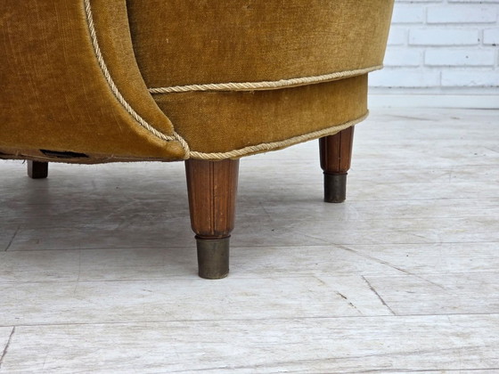 Image 1 of Fauteuil relax danois des années 1960, revêtement d'origine en velours jaune miel.