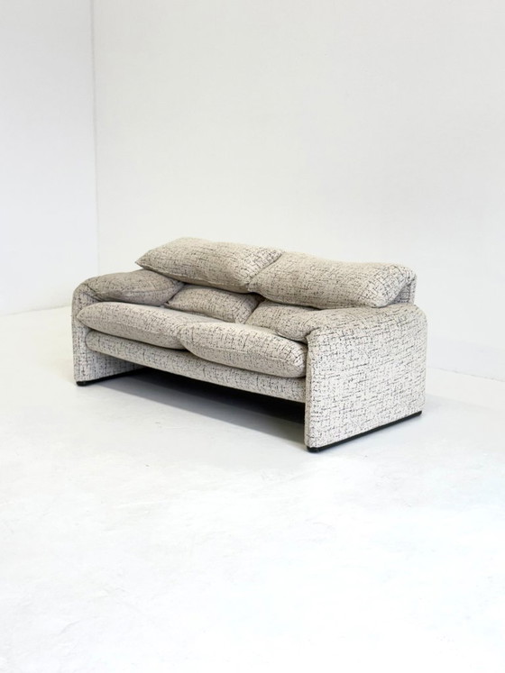 Cassina Maralunga 2-Sitzer Sofa von Vico Magistretti Gebrochen Weiß mit Subtilem Muster – 2 Sitzer Sofas (photo 3 of 12)