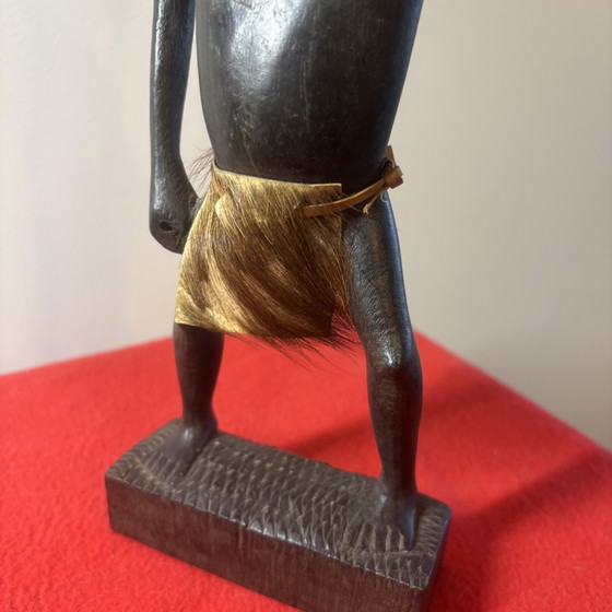 Image 1 of Afrikaanse vrouw met mandje op haar hoofd