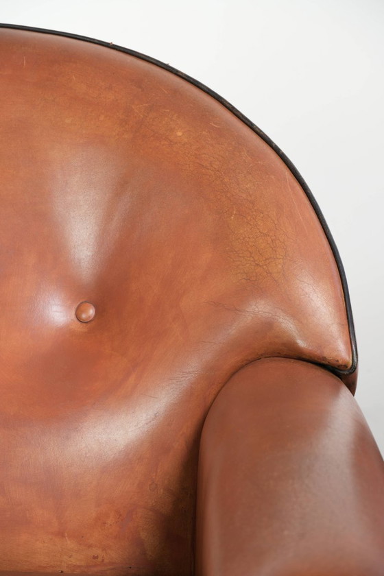 Image 1 of 2 poltrone di design Bart van Bekhoven in pelle di pecora con schienale arrotondato e profili neri.