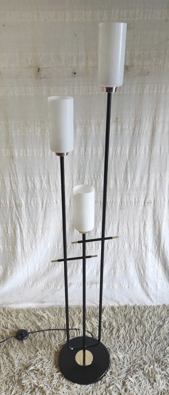 Image 1 of Modernistische vloerlamp met drie lampen in tulpvorm, uitgevoerd in opaalglas - jaren 1950/60