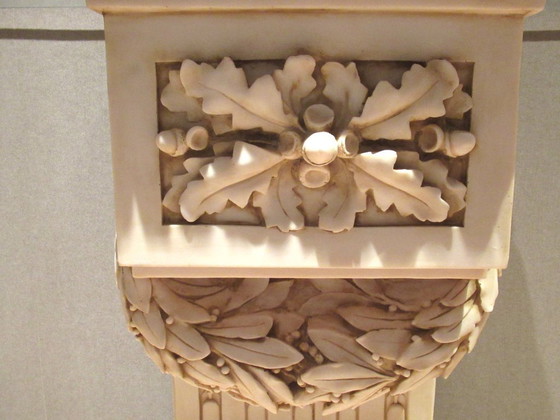 Image 1 of Console in gemalen marmer met gefacetteerd glazen blad