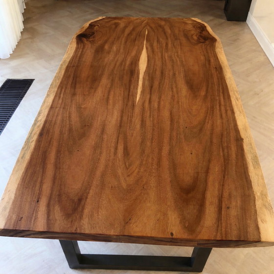 Image 1 of SUAR Esstisch aus laminiertem Baumstamm