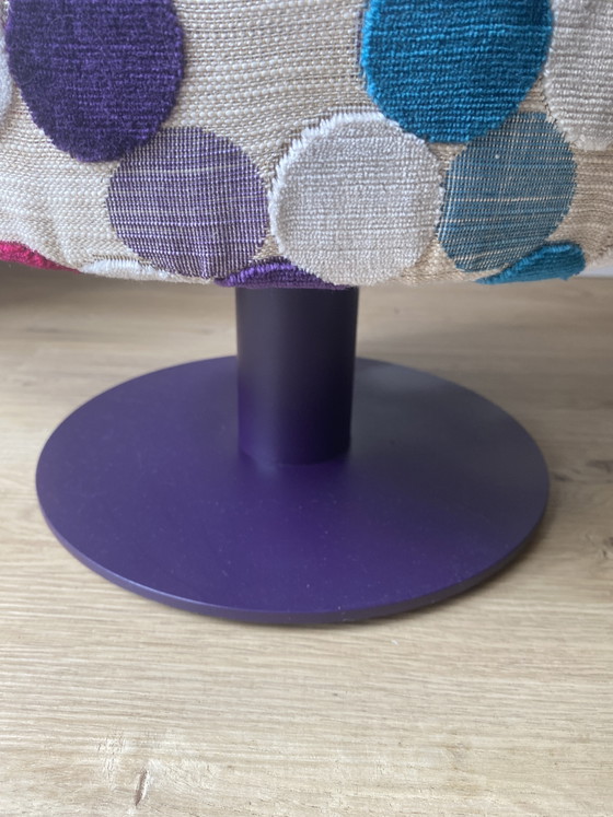 Conjunto único de muebles reciclados: dos pufs con diseño de McDonald's retapizados sobre bases de acero. (photo 6 of 11)