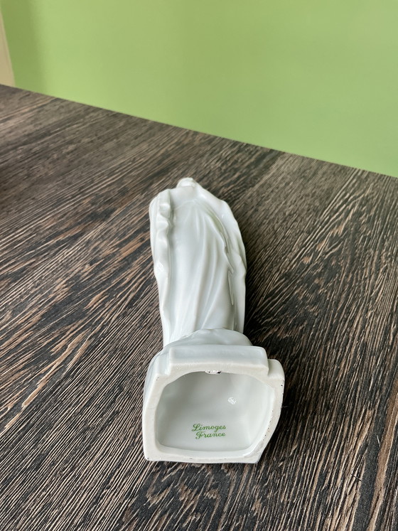 Image 1 of Estatua de porcelana de la Virgen María bajo una cúpula de cristal.