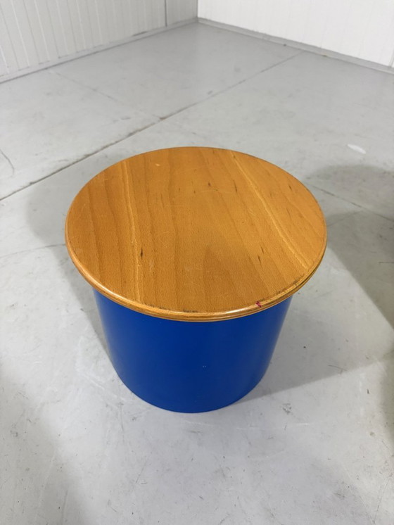 Image 1 of Tables d'appoint et tabourets colorés des années 1980