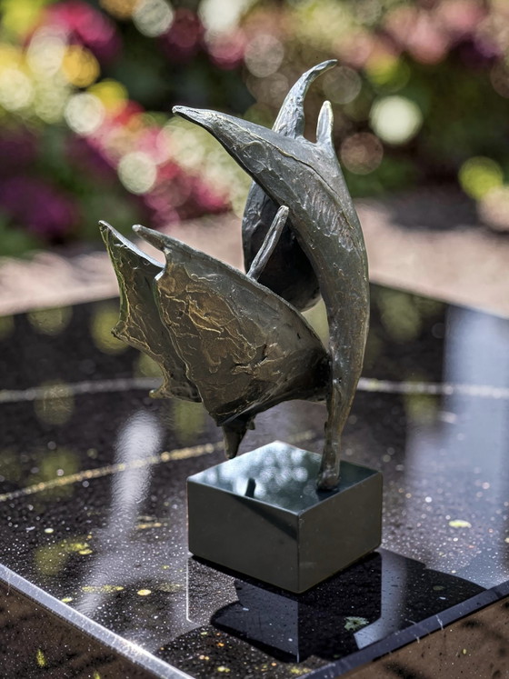 Image 1 of Scultura in bronzo Vento nelle vele - Bernadette Leijdekkers | Scultura astratta su base