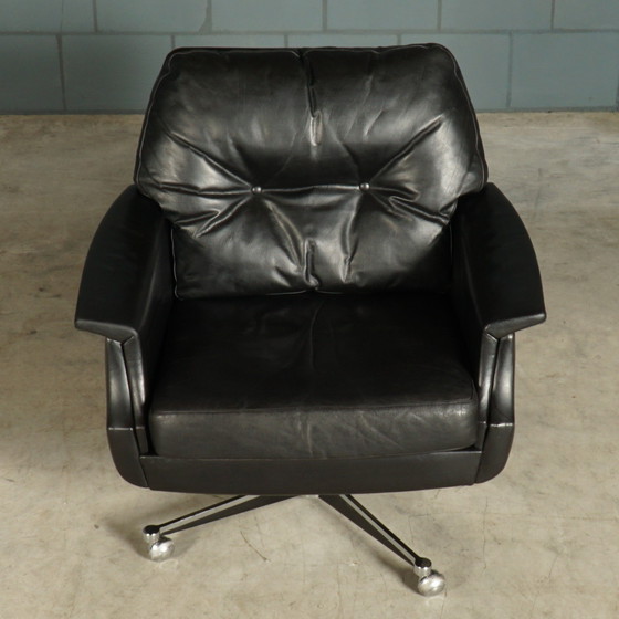 Image 1 of Set vintage lederen draaifauteuil met hocker – jaren 70