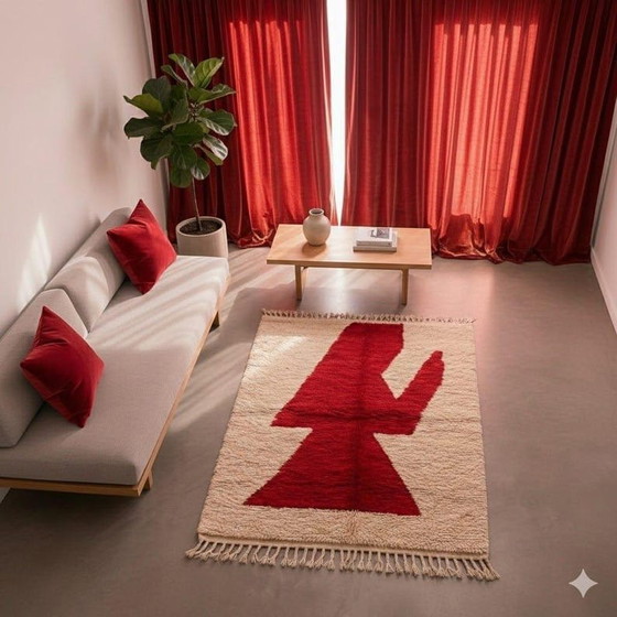 Image 1 of Alfombra Beni Ouraine, hecha a mano al estilo tradicional marroquí, roja y blanca, 150x250 cm.