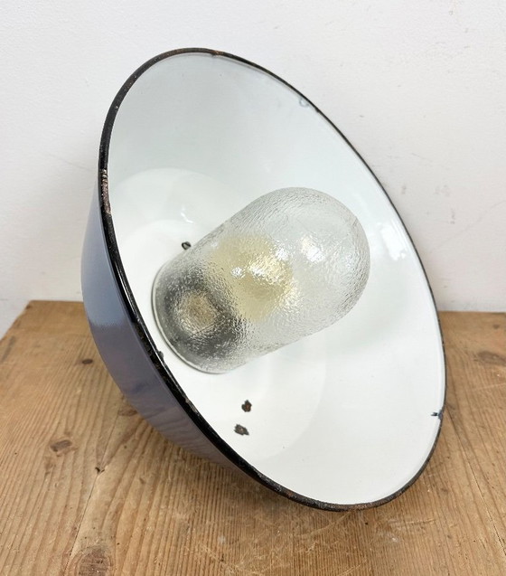 Image 1 of Suspension industrielle en fonte émaillée bleue avec abat-jour en verre, années 1960