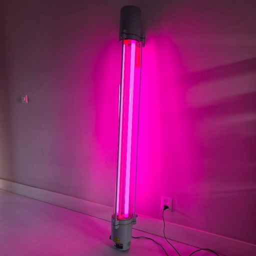 Funky lampada industriale GDR - VEB Leuchtenbau Wittenberg con luce magenta