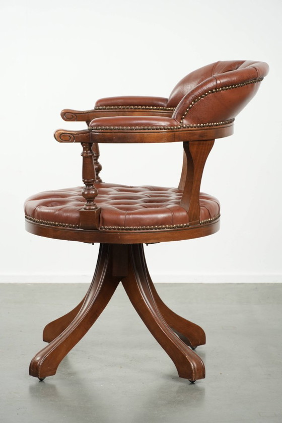 Image 1 of Rundleren draaibare Engelse stijl chesterfield bureaustoel in een mooie bruine kleur