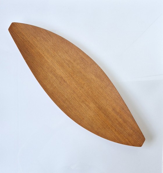 Image 1 of Plateau à sushis en teck, réalisé par Shigemichi Aomine pour le Conseil national des métiers d'art du Japon, vers 1960.