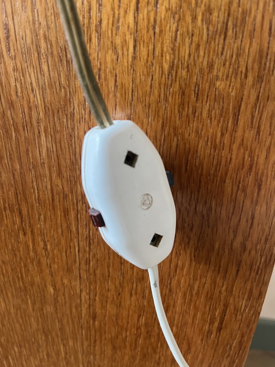 Image 1 of Tafellamp met houten/metalen voet en rood-wit gestreepte kap