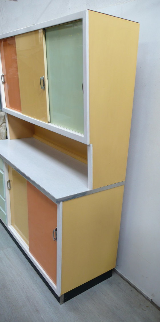 Image 1 of 50er Küchenschrank mit Schiebetüren + Schubladen in bunten Farben, Vollholz, original Zustand