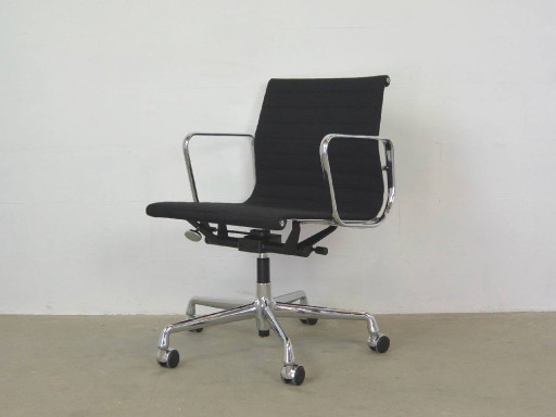 Chaise de bureau Vitra Ea 117, Charles Eames