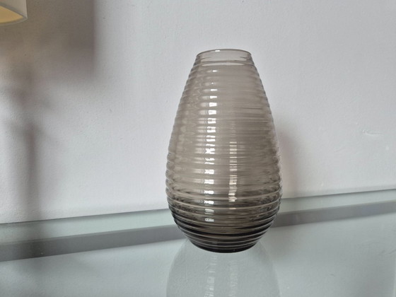 Image 1 of Copiadora/Fábrica de vidrio Leerdam - Jarrón acanalado Fumé (diseño 1953)