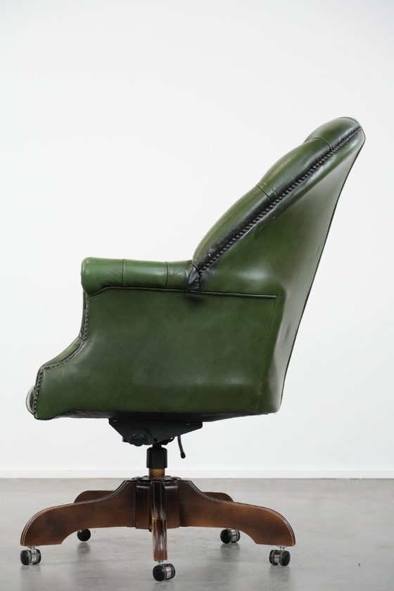 Image 1 of Grand fauteuil de bureau Chesterfield en cuir de vachette vert de style anglais, sur roulettes et à dossier haut.