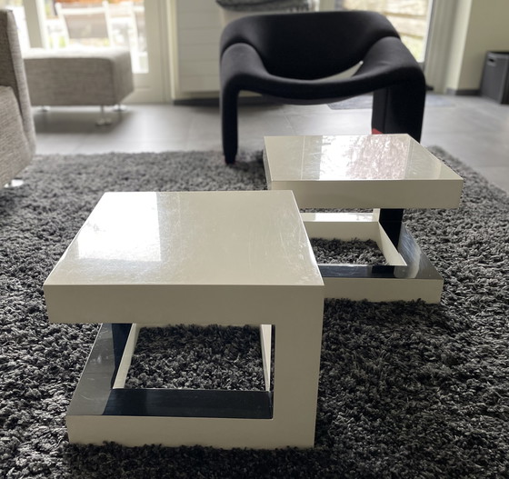 Image 1 of 2 tavoli geometrici bianchi/neri 40 x 40, in legno laccato.