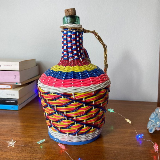Image 1 of Oude glazen fles en plastic vlechtwerk scoubidou
